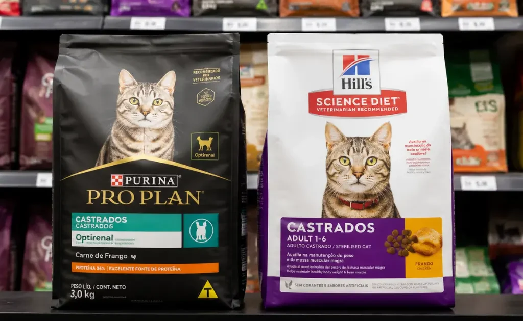 O ideal para gatos castrados Muitos veterinários recomendam uma combinação das duas ração seca como base e ração úmida como complemento algumas vezes por semana
